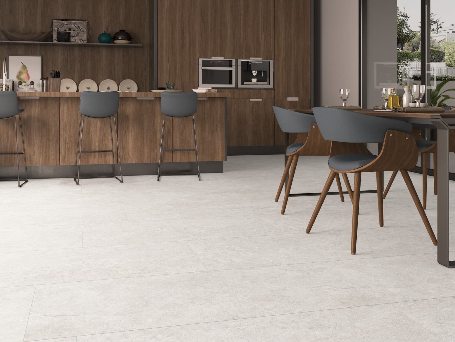 Lichte keramische vloertegels in een keuken met houten kasten