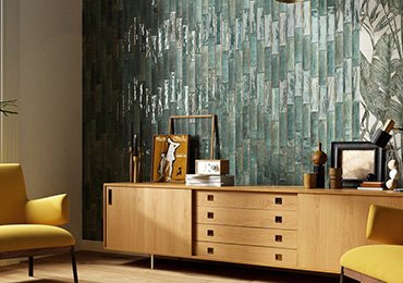 Groene Heritage-wandtegels achter een houten dressoir