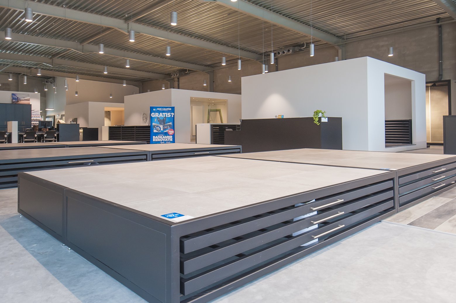 Ruime & overzichtelijke toonzaal vloeren en badkamerrenovaties Hasselt