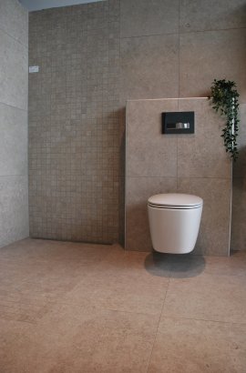 Strak toilet in badkamerrenovatie Antwerpen.jpg