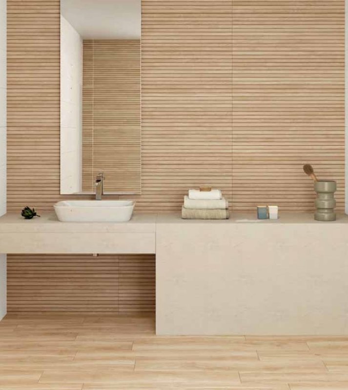 Badkamer met Helsinki Natural-plankvloer en horizontale reliëfwand achter de wastafel.