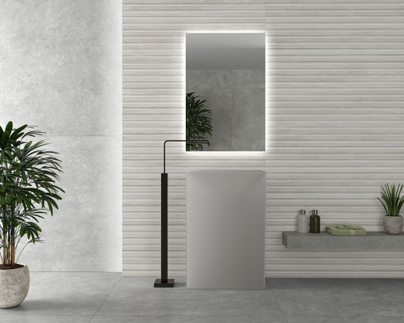Badkamer met Helsinki Perla-reliëf op de wand, gecombineerd met Rebel Silver.